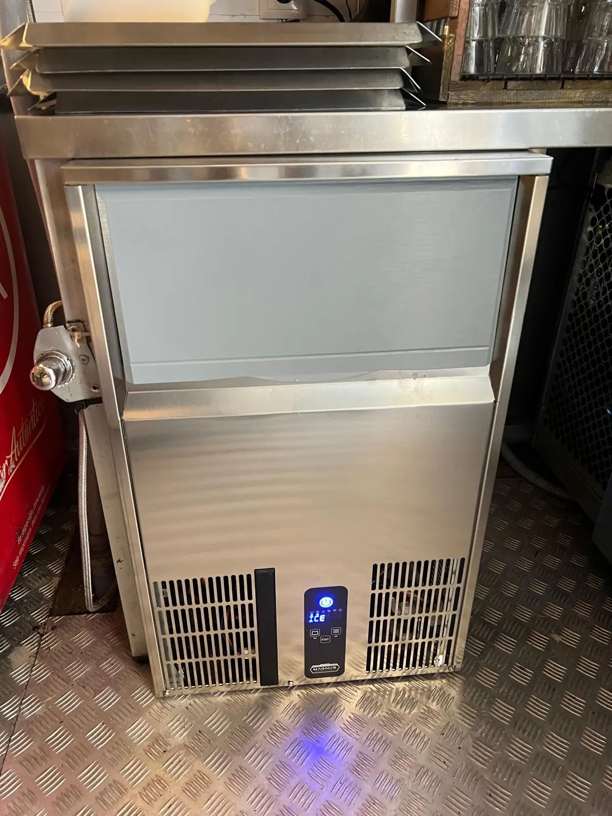 Máquina de Gelo em Cubo instalada em Bar